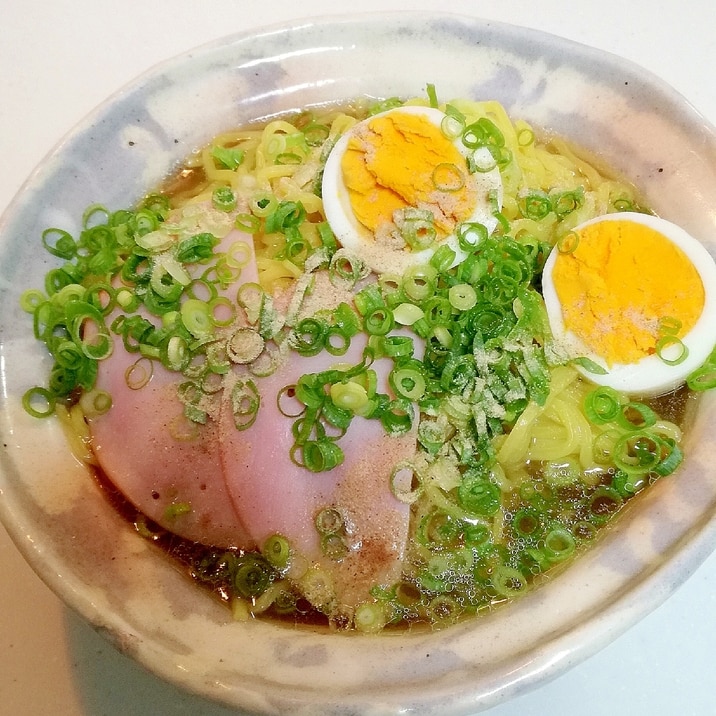 ハムとゆで卵と葱の豚骨醬油ラーメン